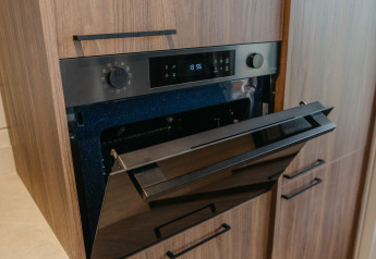Eingebauter Backofen in Holzküche im Panorama Lake House Scandi mit Whirlpool, Wilsumer Berge.