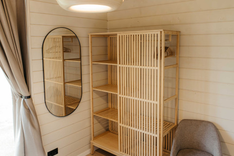 Scandinavische kast, spiegel en fauteuil in Panorama Lake House Scandi bij Wilsumer Berge, Duitsland.