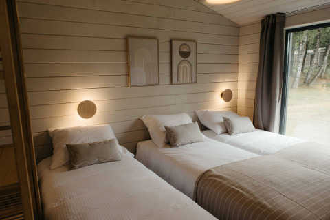 Moderne slaapkamer met drie eenpersoonsbedden in Panorama Lake House Scandi met hottub, Wilsumer Berge.