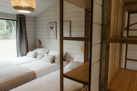 Scandinavisch cabin-slaapkamer met twee bedden en uitzicht op natuur bij Panorama Lake House, Duitsland.