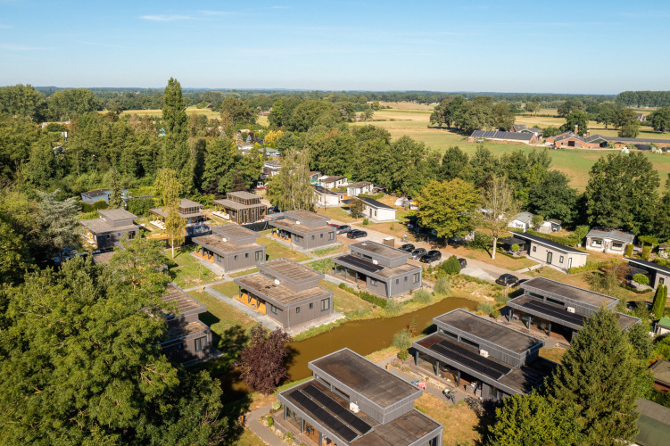 Luftaufnahme vom Ferienpark 't Schuttenbelt in Overijssel, Niederlande, mit grüner Landschaft im Hintergrund.