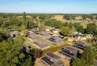 Luftaufnahme vom Ferienpark 't Schuttenbelt in Overijssel, Niederlande, mit grüner Landschaft im Hintergrund.