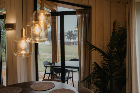Interieur van Panorama Lake House Scandi met hottub bij Wilsumer Berge, Duitsland, met moderne verlichting.