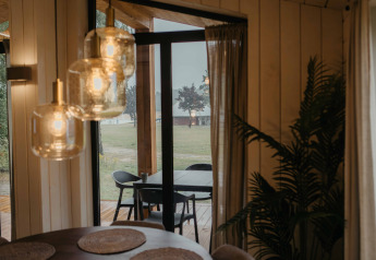 Innenansicht im Panorama Lake House Scandi mit Hot Tub in Wilsumer Berge, Deutschland, mit moderner Beleuchtung.