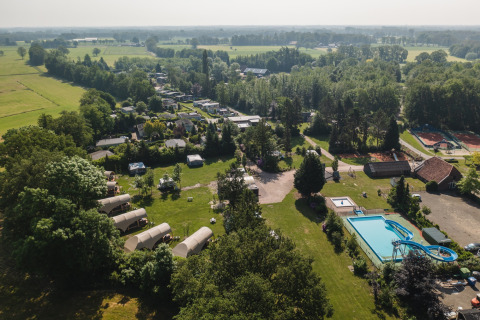 Vista aérea del Holiday Resort 't Schuttenbelt en Overijssel, Países Bajos, con piscina, tiendas y naturaleza.