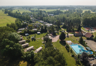 Veduta aerea del Holiday Resort 't Schuttenbelt in Overijssel, Paesi Bassi, con piscina, tende e verde.