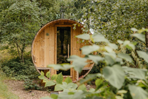 Houten sauna bij Hill Top Scandi met Sauna, omringd door groen op Wilsumer Berge in Duitsland.