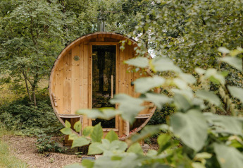 Houten sauna bij Hill Top Scandi met Sauna, genesteld in het groen op Wilsumer Berge in Duitsland.
