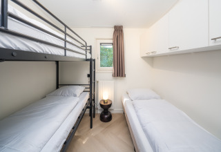 Modernes Schlafzimmer in Loevestein Comfort, Veluwepark de Bosgraaf, mit Etagenbett und Einzelbett.