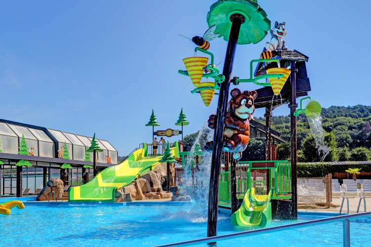 Waterpark van Camping Nommerlayen in Luxemburg met glijbanen, dierenfiguren en waterspelen.