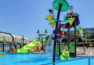 Parco acquatico al Camping Nommerlayen, Lussemburgo con scivoli, figure animali e giochi d'acqua.