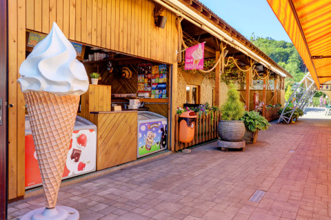 Chiosco gelati al Camping Nommerlayen in Lussemburgo con cono gigante e decorazioni colorate.