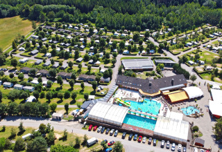 Vista aerea di Camping Nommerlayen in Lussemburgo con piscina, bungalow e aree per campeggio.