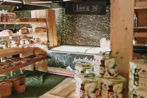 Tienda de pueblo con pan fresco y productos artesanales en Feather Down De Appelsche, Friesland, Países Bajos.
