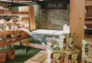 Dorpswinkel met vers brood en lokale producten in Feather Down De Appelsche, Friesland, Nederland.