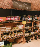 Rekken met streekproducten bij Feather Down De Appelsche, vakantiedomein in Friesland, Nederland.