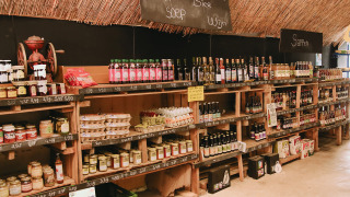 Rekken met streekproducten bij Feather Down De Appelsche, vakantiedomein in Friesland, Nederland.