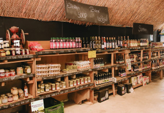 Étagères pleines de produits locaux à Feather Down De Appelsche, parc de vacances en Frise, Pays-Bas.