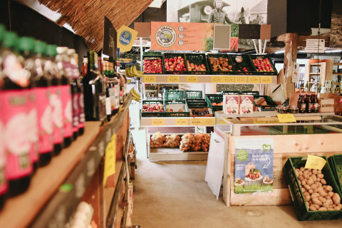 Tienda con frutas, verduras frescas y bebidas en Feather Down De Appelsche, parque vacacional en Frisia, Países Bajos.