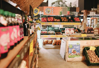 Épicerie avec fruits, légumes frais et boissons à Feather Down De Appelsche, parc de vacances en Frise, Pays-Bas.