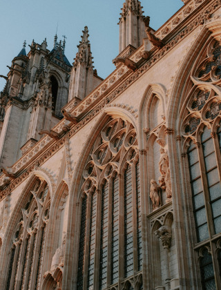 Gotische kathedraal met hoge ramen en rijke details nabij Gapennes, Hauts-de-France, Frankrijk.