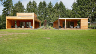 vista frontal 2 Lodges desde campo de hierba - _t Schuttenbelt - Enter, Overijssel, Países Bajos