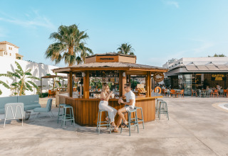 Due persone si godono un drink al bar all’aperto del Camping Costa del Sol Glamping Village in Andalusia, Spagna.