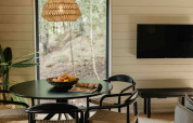 Moderne eethoek in chalet Hill Top Scandi met Sauna, Wilsumer Berge, Duitsland, met zicht op natuur.