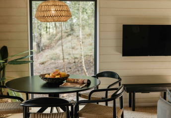 Moderne eethoek in chalet Hill Top Scandi met Sauna, Wilsumer Berge, Duitsland, met zicht op natuur.