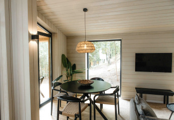 Moderne eetruimte bij Hill Top Scandi met sauna in Wilsumer Berge, grote ramen en zicht op natuur.