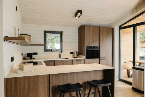 Moderne keuken in Hill Top Scandi met sauna bij Wilsumer Berge, Duitsland, met houten accenten en lichtinval.