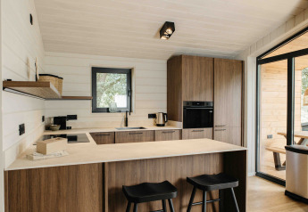 Moderne keuken in Hill Top Scandi met sauna bij Wilsumer Berge in Duitsland, met hout en veel daglicht.