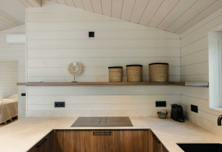 Moderne cabinakeuken bij Hill Top Scandi met Sauna in Wilsumer Berge, Duitsland, met houten accenten.