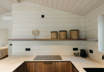 Moderne cabinakeuken bij Hill Top Scandi met Sauna in Wilsumer Berge, Duitsland, met houten accenten.