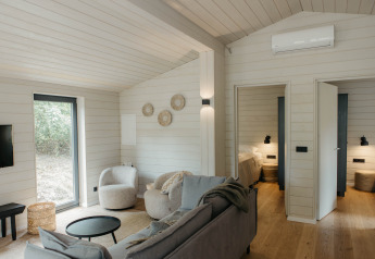 Modern Scandinavisch chaletinterieur met zitruimte en slaapkamers bij Wilsumer Berge, Duitsland.