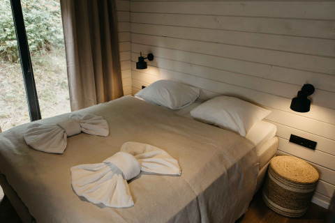 Knusse slaapkamer in de Hill Top Scandi met Sauna blokhut in Wilsumer Berge, Duitsland, met handdoekdecoratie.