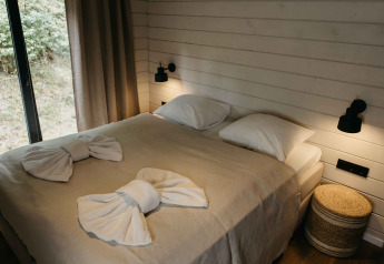 Gezellige slaapkamer in Hill Top Scandi met Sauna, Wilsumer Berge, Duitsland, met handdoekdecoratie.