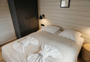 Moderne slaapkamer in Hill Top Scandi met Sauna bij Wilsumer Berge, Duitsland, stijlvol opgemaakt bed.