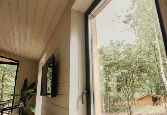 Interieur van Hill Top Scandi met Sauna, Wilsumer Berge, Duitsland, raamzicht op bomen en chalet.