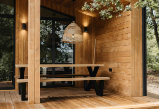 Houten veranda met bank en hanglamp bij Hill Top Scandi met Sauna, Wilsumer Berge, Duitsland.