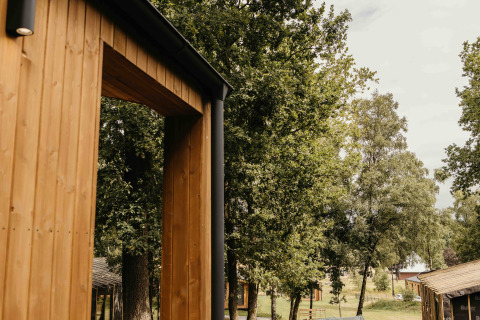 Houten hut Hill Top Scandi met Sauna bij Wilsumer Berge in Duitsland, omgeven door groene bomen.