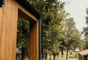 Houten cabin Hill Top Scandi met Sauna bij Wilsumer Berge in Duitsland, tussen groene bomen.