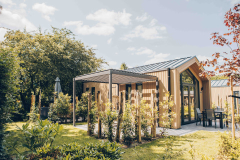 Moderna tiny house Tiny Lodge con terrazza e vasca idromassaggio a Veluwepark de Bosgraaf, Paesi Bassi.