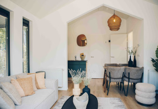 Intérieur lumineux et moderne d’un Tiny Lodge au Veluwepark de Bosgraaf, Pays-Bas, décor chaleureux.