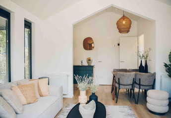 Intérieur lumineux et moderne d’un Tiny Lodge au Veluwepark de Bosgraaf, Pays-Bas, décor chaleureux.