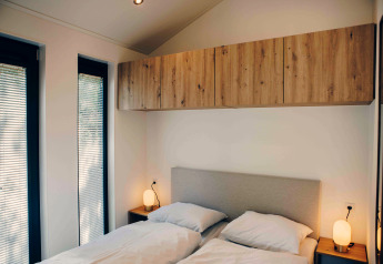Camera da letto nella Tiny Lodge con vasca idromassaggio al Veluwepark de Bosgraaf, Paesi Bassi, letti gemelli.