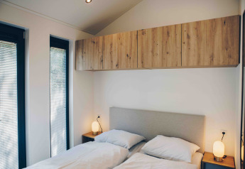 Camera da letto nella Tiny Lodge con vasca idromassaggio al Veluwepark de Bosgraaf, Paesi Bassi, letti gemelli.