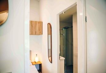 Interni moderni in Tiny Lodge con bagno e camera da letto al Veluwepark de Bosgraaf, Paesi Bassi.