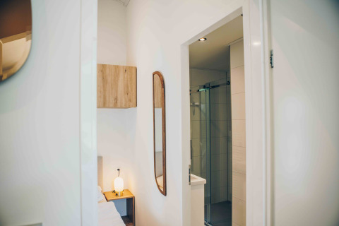 Interior moderno en Tiny Lodge con baño y dormitorio en Veluwepark de Bosgraaf, Países Bajos.