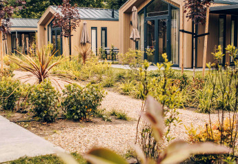 Accogliente Tiny Lodge con vasca idromassaggio al Veluwepark de Bosgraaf nei Paesi Bassi, immersa nel verde.